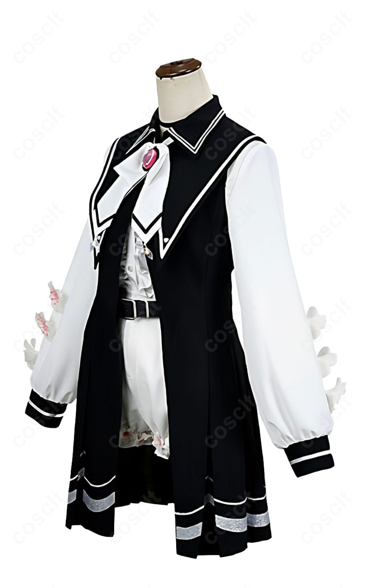 桜羽エマ コスプレ衣装 側面スタイル｜立体的なラインとベルト装飾がポイントのこだわりデザイン