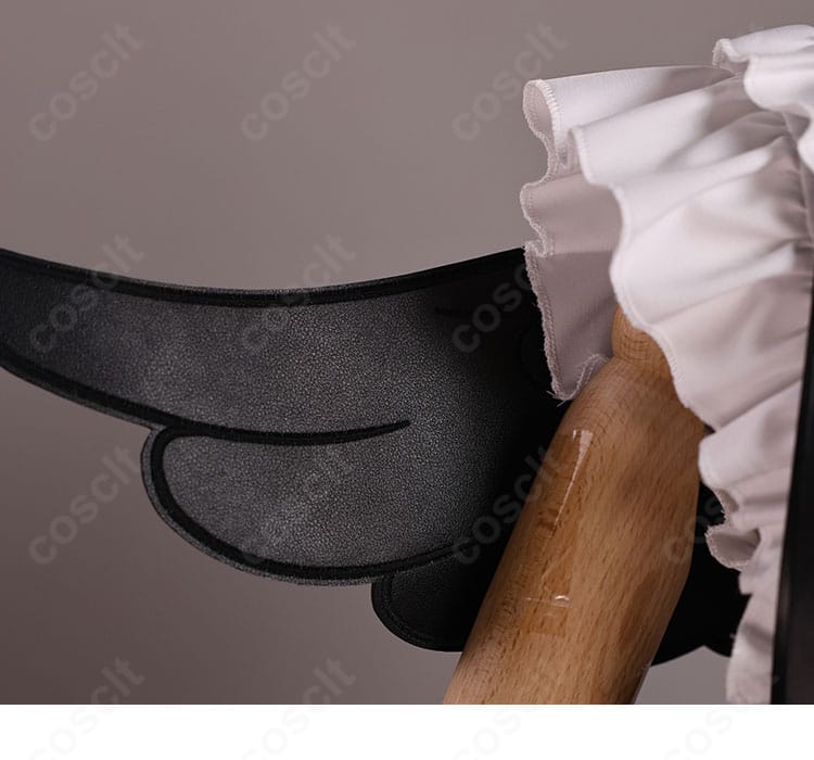 兎田ぺこら コスプレ衣装 袖口装飾ディテール|パンク調のラインとストラップがポイント。