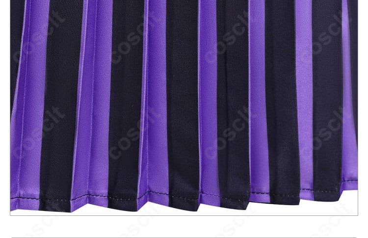 ウェンズデー 制服 スカート裾装飾 クローズアップ｜動きに合わせて揺れるチェック柄のスカート。