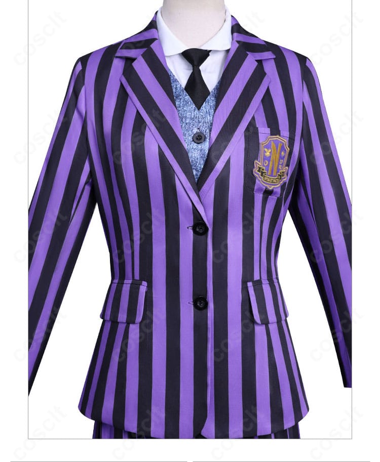 ウェンズデー コスプレ 外套衣襟装飾 詳細｜黒とグレーのストライプが印象的なブレザーデザイン。
