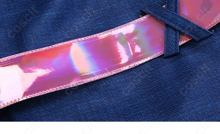 パンツの細い帯飾りのアップ写真。アクセントになっているデザインがよく見える一枚です。