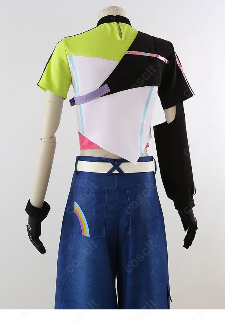 衣装背面の装飾アップ写真。動いたときに映えるデザインが分かりやすいカットです。