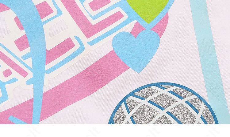 衣装の模様アップ写真。プリントの再現度が高く、世界観がしっかり伝わります。