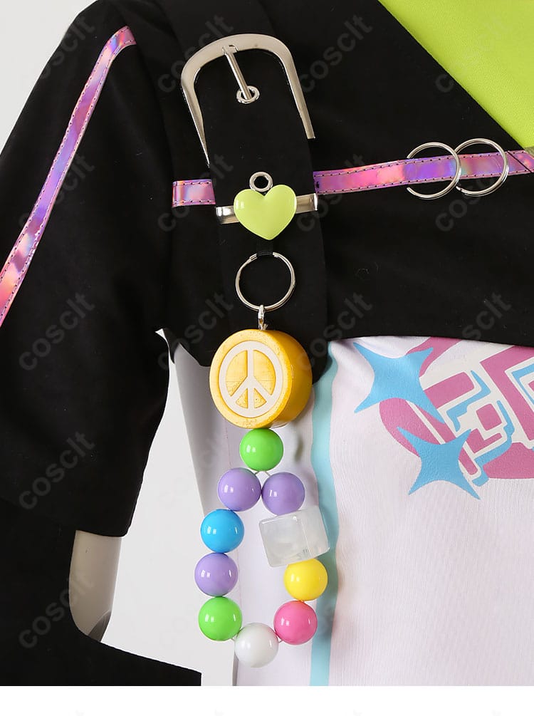 衣肩の装飾アップ写真。ステージ衣装らしい豪華さが伝わります。