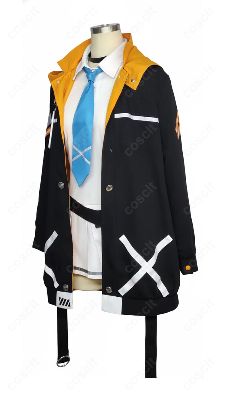 左側面:ネクタイの落ち感とコートの袖口、スカートのプリーツを捉えた音瀬コタマ衣装のサイドカット。