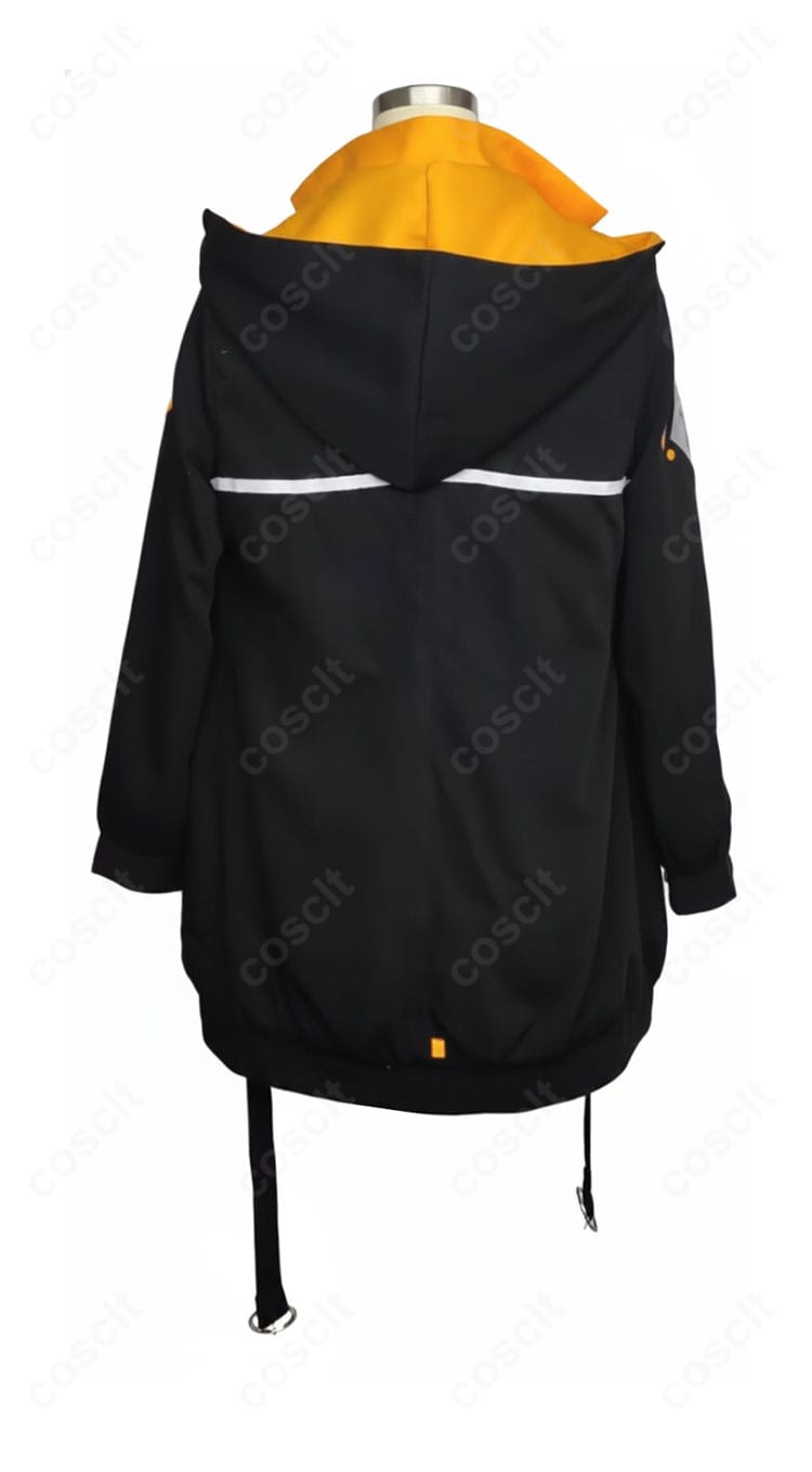 背面ビュー:コートの背面シルエットとスカートの広がり、配色の切り替えが分かる音瀬コタマ学園制服コスプレ。