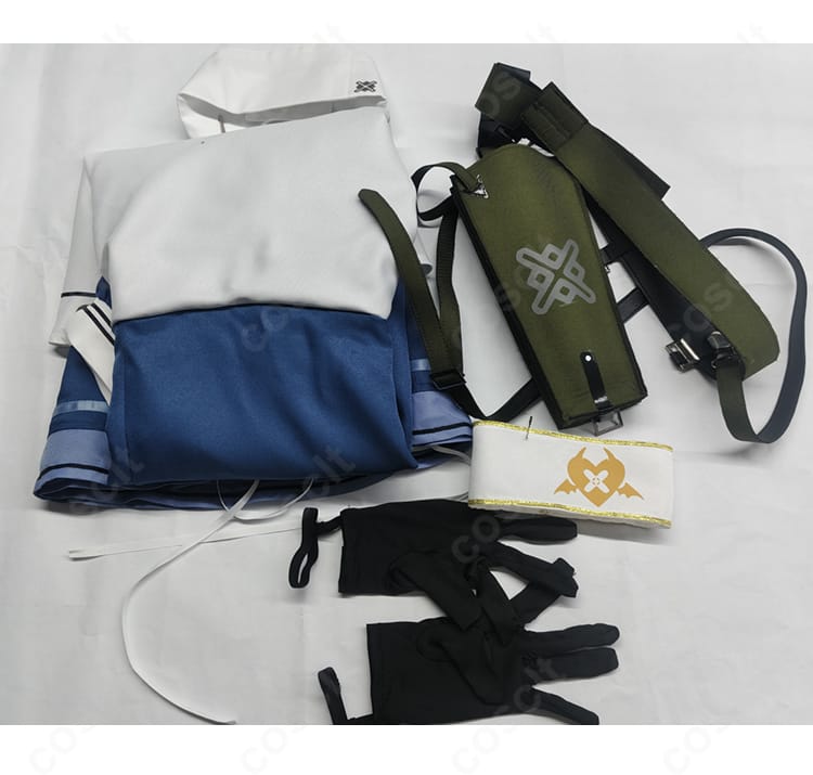 セット内容一式の展示。ワンピース、帽子、手袋、ベルトコンポーネント、ホルスターを並べて紹介(クラッチバッグは別売り)。