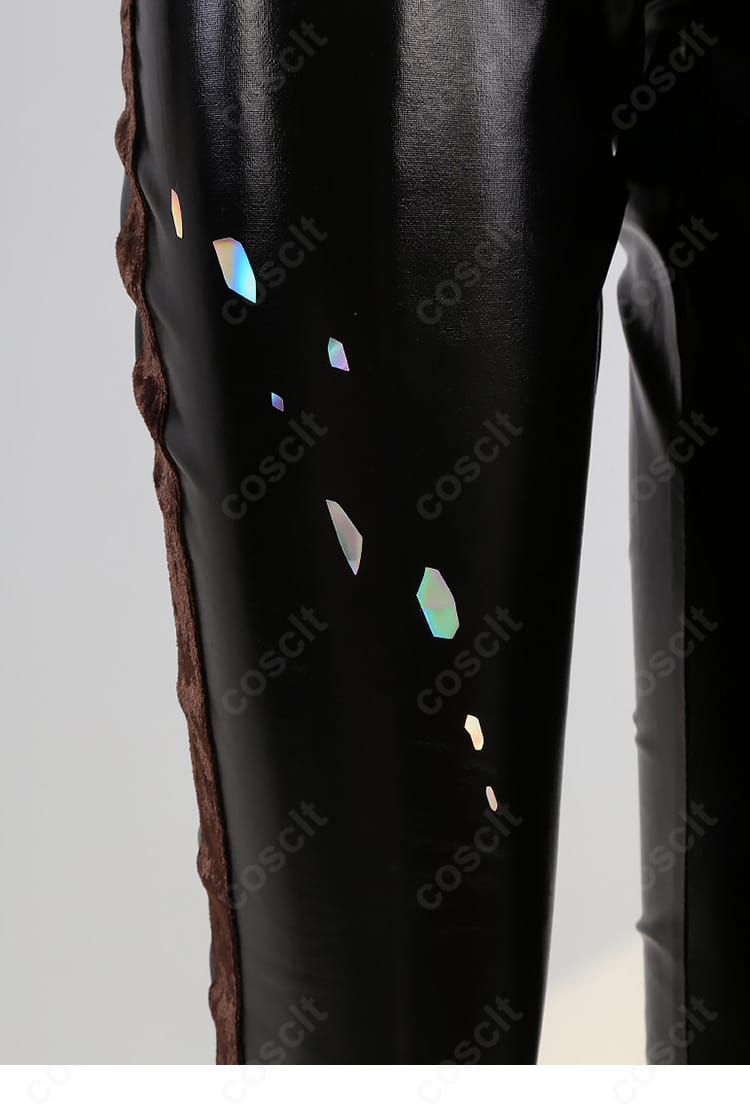 ズボンの装飾ディテール。生地のハリ感と装飾の配置、縫製の仕上げを近接で示す画像。