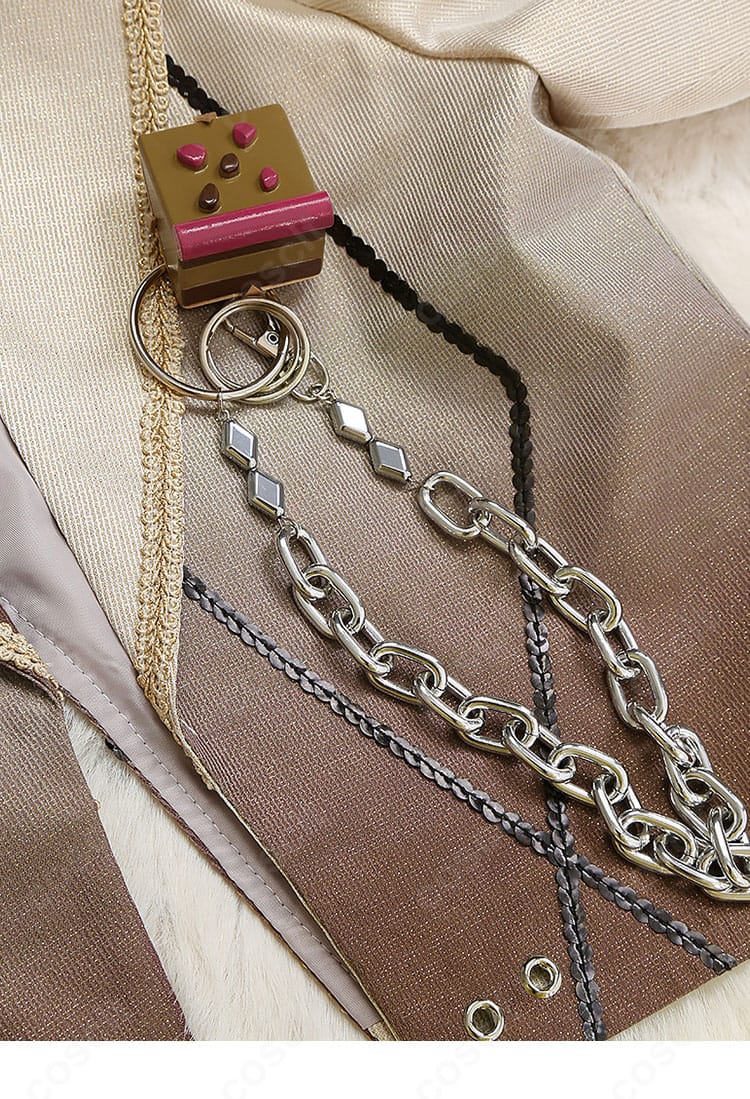 胸飾りのディテールアップ。モチーフの造形、留め具の固定感、発色を確認できる画像。