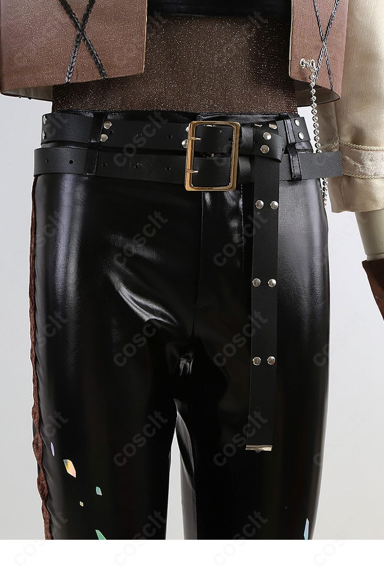 腰周りの装飾ディテール。ベルトと飾りチェーンの取り付け、固定方法と位置関係が分かる画像。