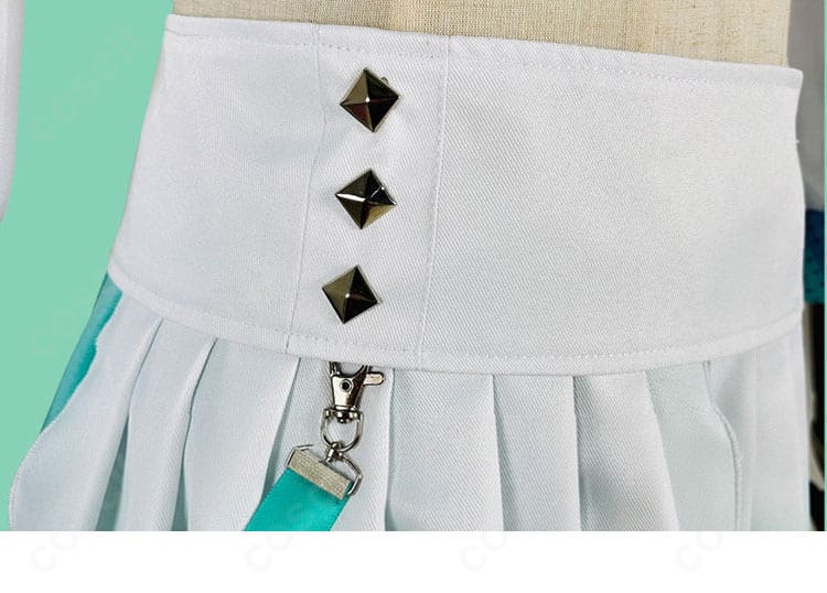 スカート裾の装飾ディテール。端処理と装飾ラインの仕立てが見える接写