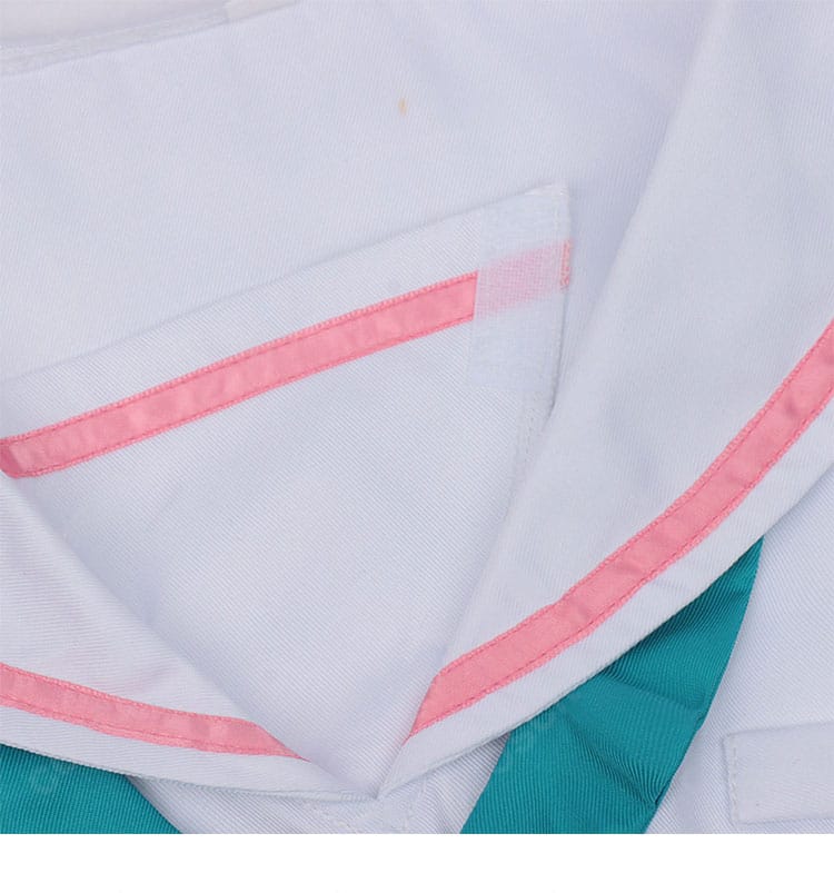 シャツ襟と装飾ディテールのアップ（超かぐや姫！ 酒寄彩葉 制服）