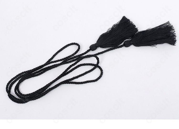 付属の系紐アクセサリー。質感と結びの調整範囲を示す。