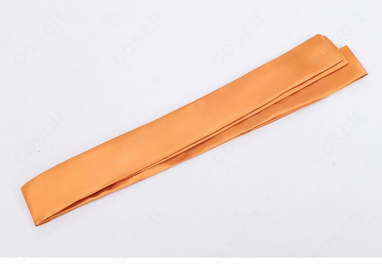 腰の紐飾りディテール。帯とのレイヤー感と結びの表情が見える。