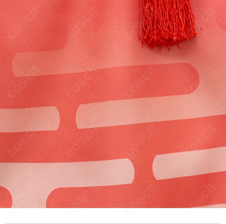 ワンピース生地と装飾のディテール接写。質感と表面の表情がわかる。