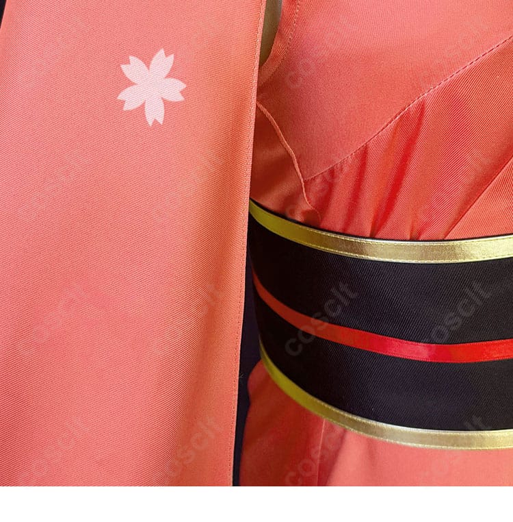 袖口とウエスト部分のディテール。縫製と装飾のポイントを見せる近接カット。