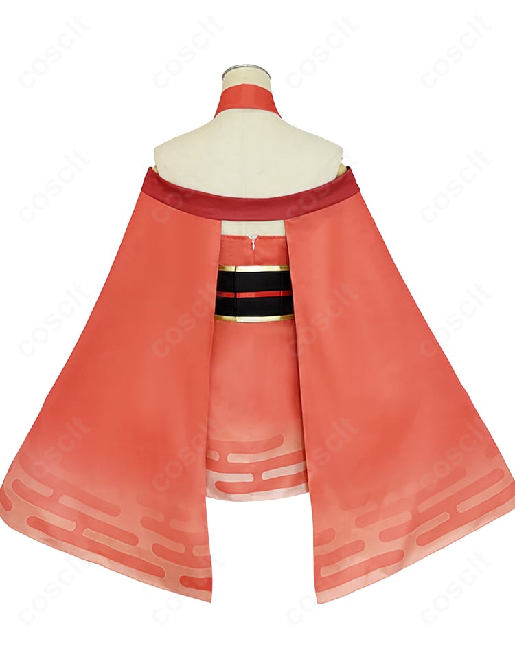 かぐや姫風コスプレ衣装の背面。ワンピースの丈感と後ろ姿のシルエットが伝わる。