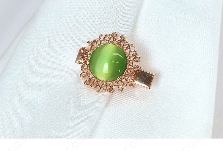 胸飾り・エンブレム風ディテールのクローズアップ