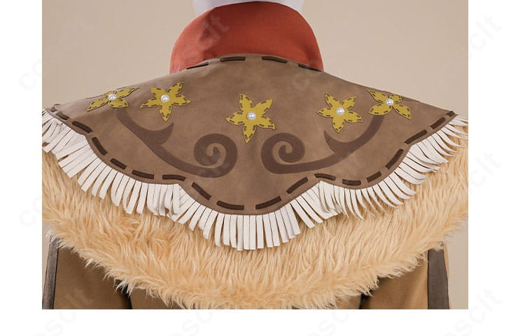 背面のショール風装飾ディテール。コートとの重なりと動きの表情を捉えた近接図。