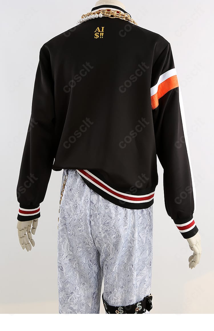 背面装飾のクローズアップ。背中のチェーンやステッチの見え方