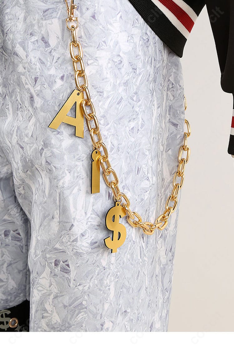 腰部の装飾ディテール。飾りチェーンの取り付け位置とバランス