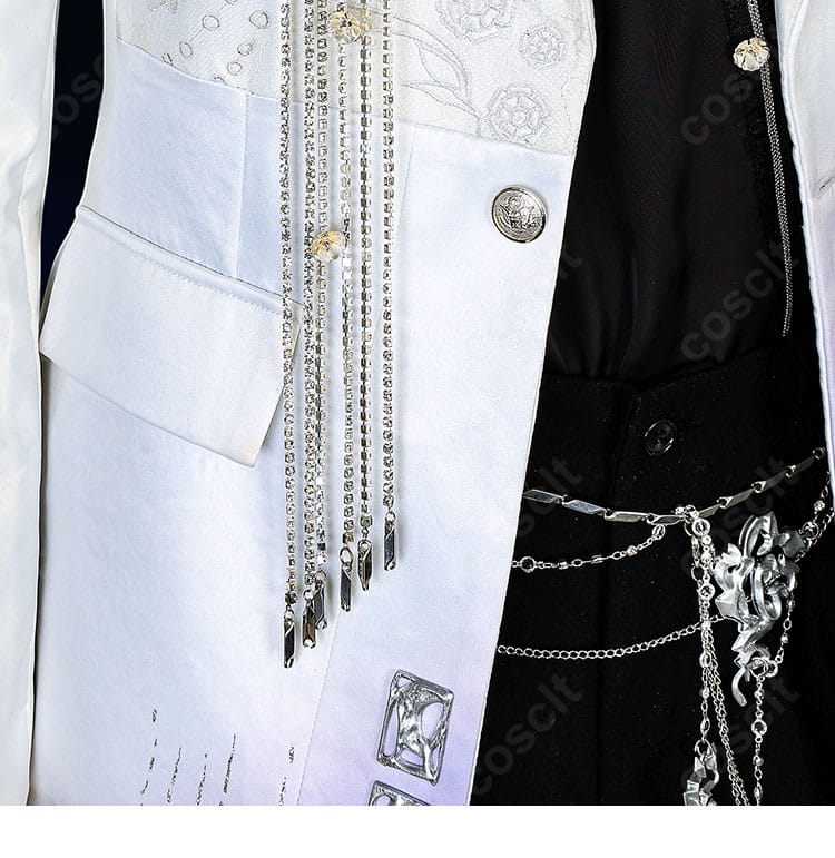 前立て周辺の装飾ディテール｜コートの前合わせ部分の縫製と装飾の見え方を示すアップ