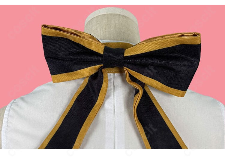 蝶モチーフの装飾ディテール。生地の発色と縫製の仕上がり、立体的な形状が分かるクローズアップ