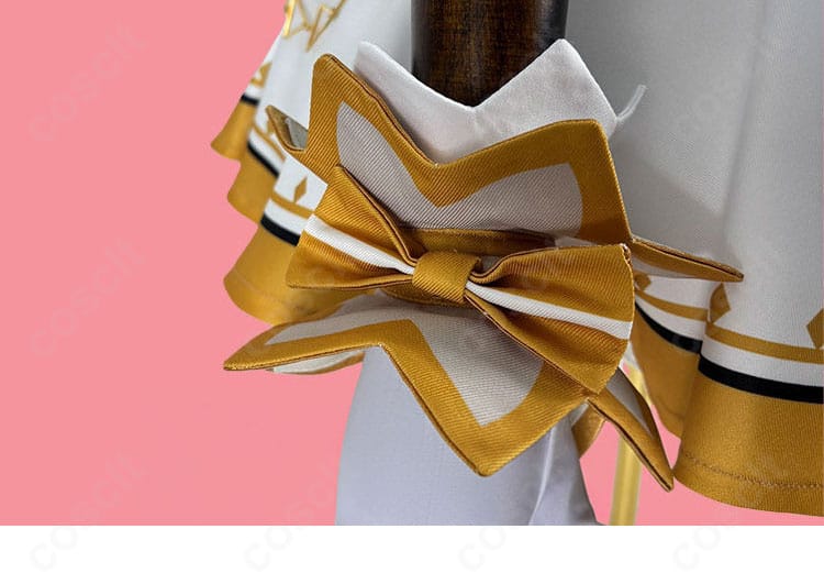 手首飾り・腕飾りのディテール。カフ周りの装飾バランスと質感が分かるクローズアップ