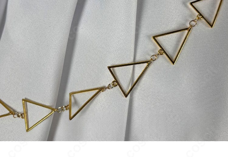 スカート裾の装飾ディテール。トリムの仕上がりとフレアの出方を確認できる画像