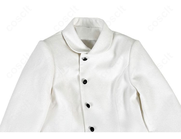 コートの襟・前立て・ボタンなど外套ディテールのクローズアップ。質感と縫製の丁寧さを示す画像。