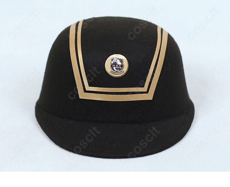 帽子の正面装飾ディテール。バンドの配色と徽章モチーフ