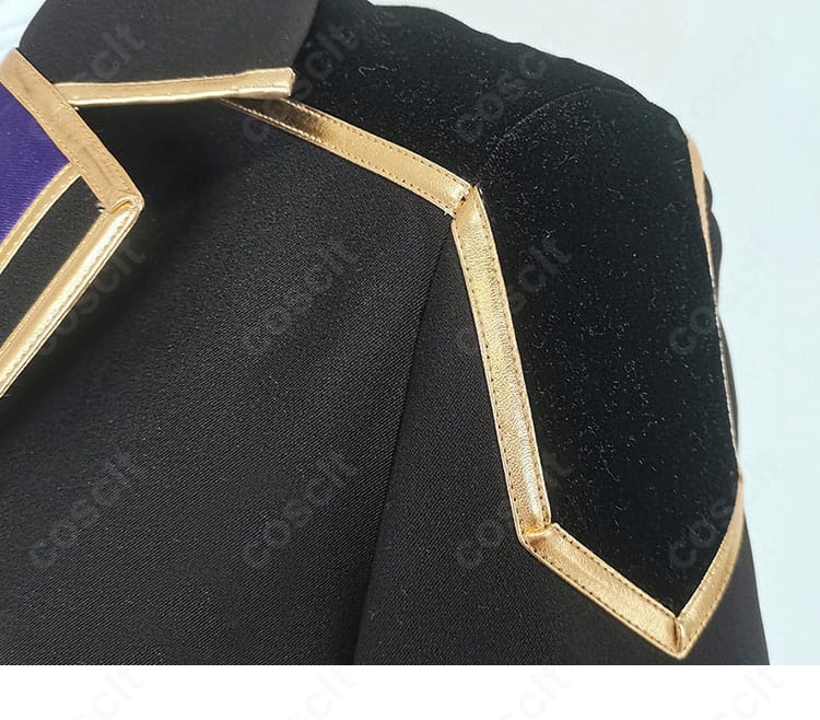 肩から袖の装飾ディテール。肩章風デザインとパイピングの直線を確認