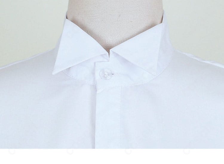 襟元の合わせディテール。シャツとコートの重なり具合と留め位置