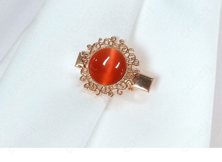 首元のリボン・スカーフ装飾のアップ