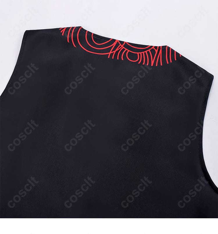 ベスト背面の装飾ディテール（背面ラインと調整部）