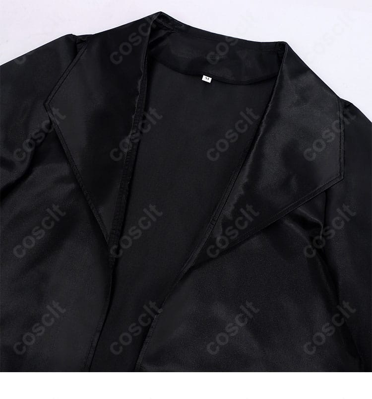 外套の襟元ディテール（マント接合部と襟の厚み）