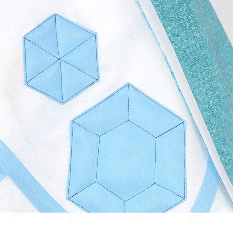 津島善子『聖なるリトルデーモン』コスプレ 六角形モチーフ装飾のアップ