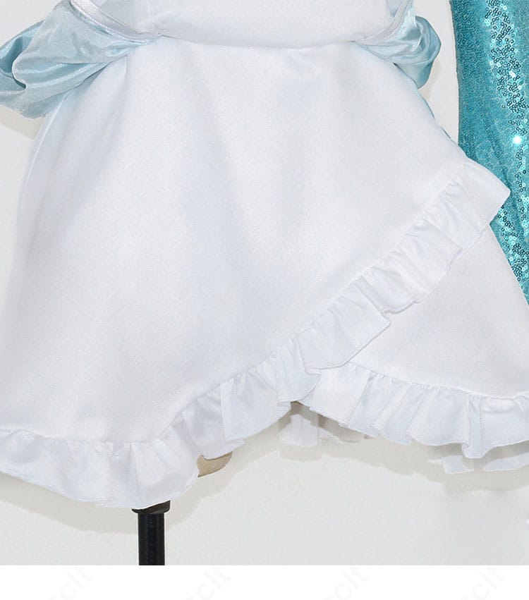 スカート裾のフレア感と装飾の詳細アップ