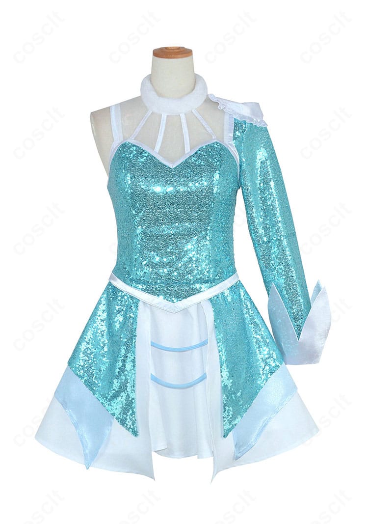 正面胸元〜ウエスト周りの装飾ディテール（ボタン・切替）