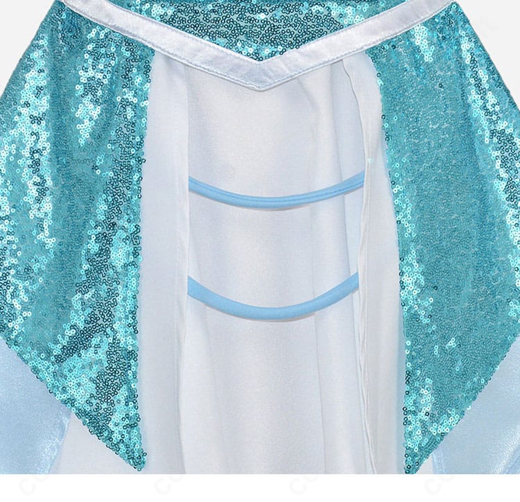 スカート背面の裾装飾とフレア感の細部