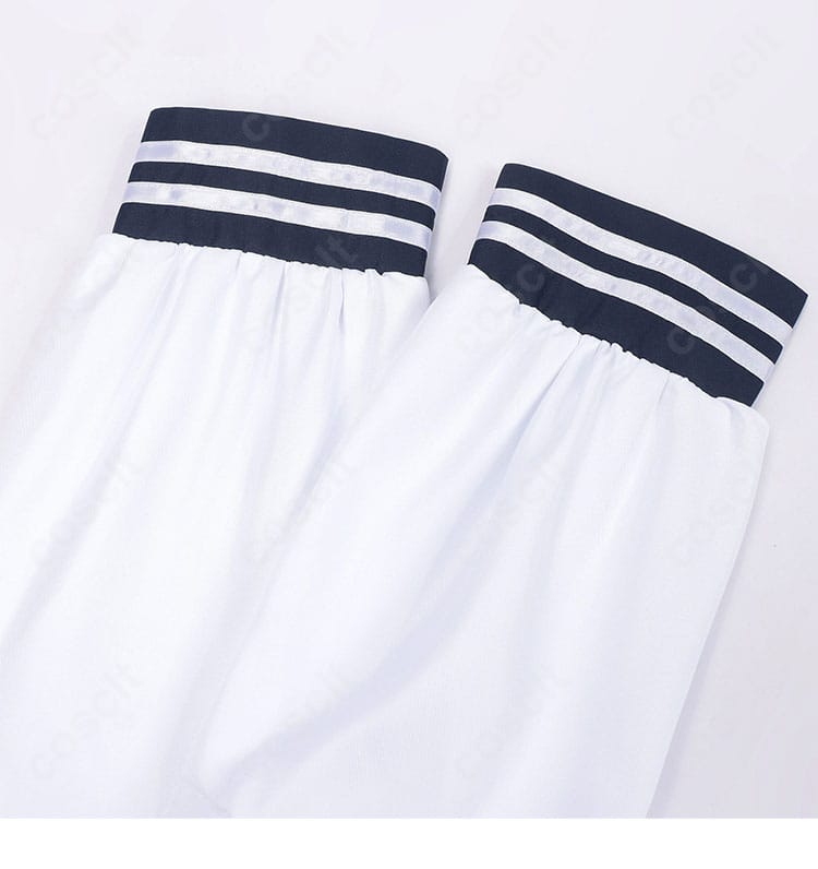 袖口装飾のクローズアップ。カフ部のラインとステッチが分かる