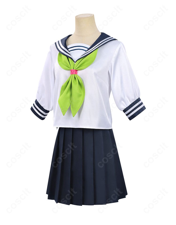 鈴木みゆ 制服コスプレの側面カット。ウエストラインとスカートのフレア感を確認できる