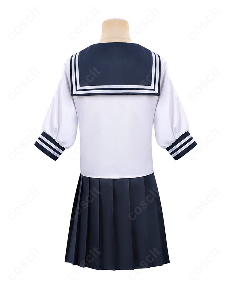 鈴木みゆ 制服コスプレの背面全体。背中の切り替えと裾のバランスが見える