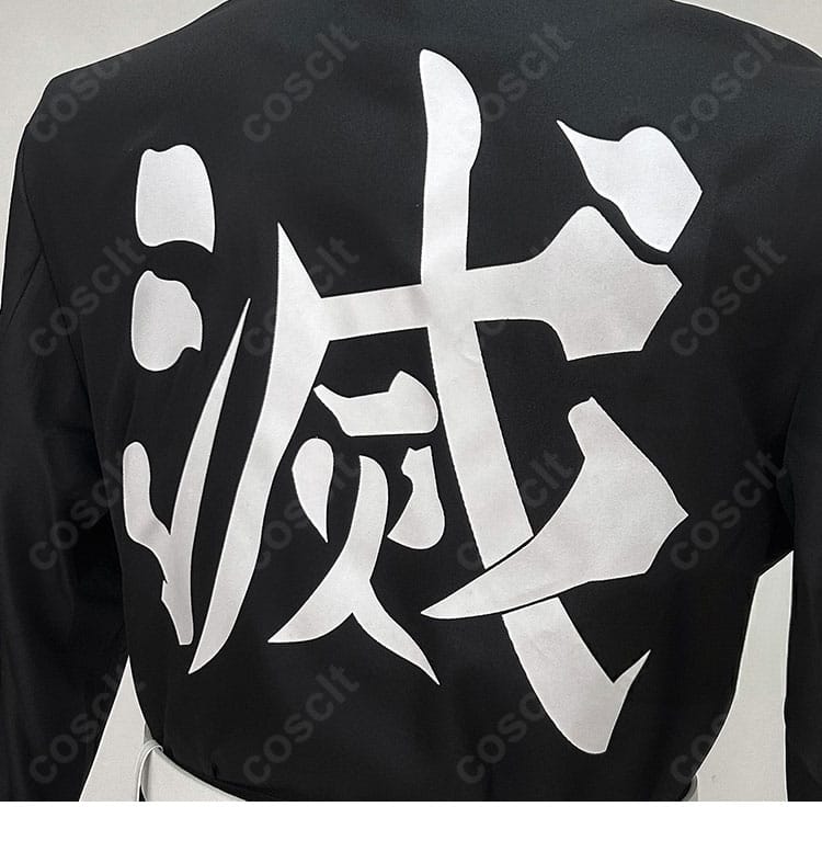 羽織背面の装飾と文字意匠ディテールの接写