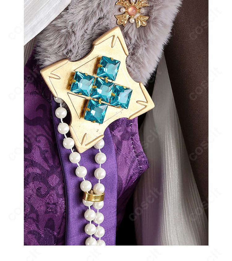 胸飾りのアップ（チェーンとモチーフの質感）