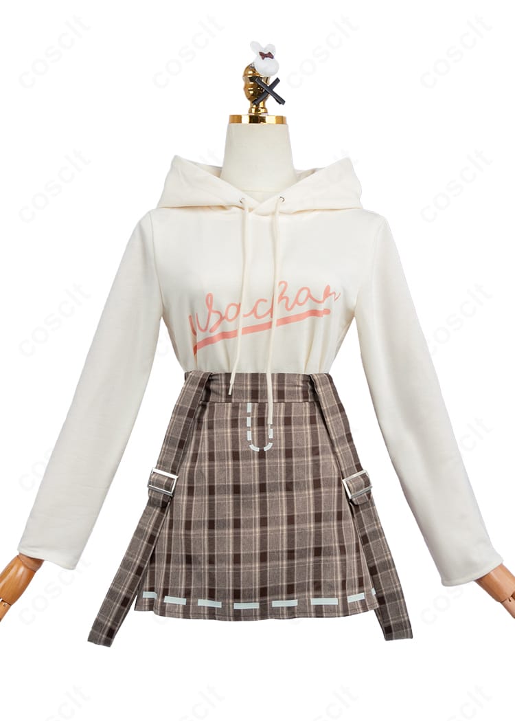 パーカーのうさ耳やフロント装飾などディテールの接写