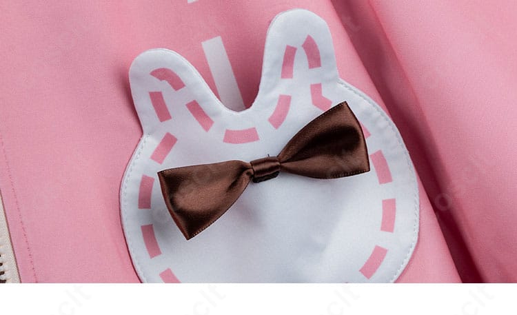 ポケット周りのステッチと飾りの近接ディテール