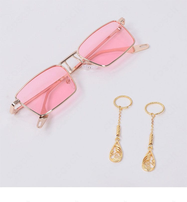 メガネと耳飾りのクローズアップ。釈迦らしさを決める小物の質感と形状が分かる写真