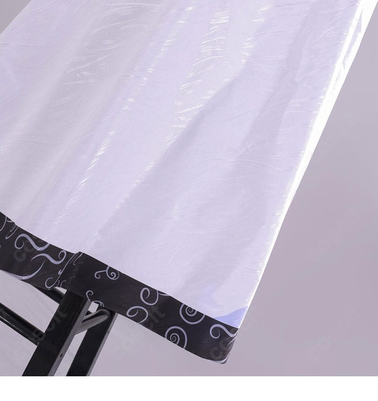 外套裾のストライプとロゴ風文字装飾のディテール