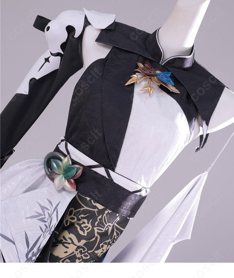 胸元アクセサリーと腰部装飾の組み合わせディテール